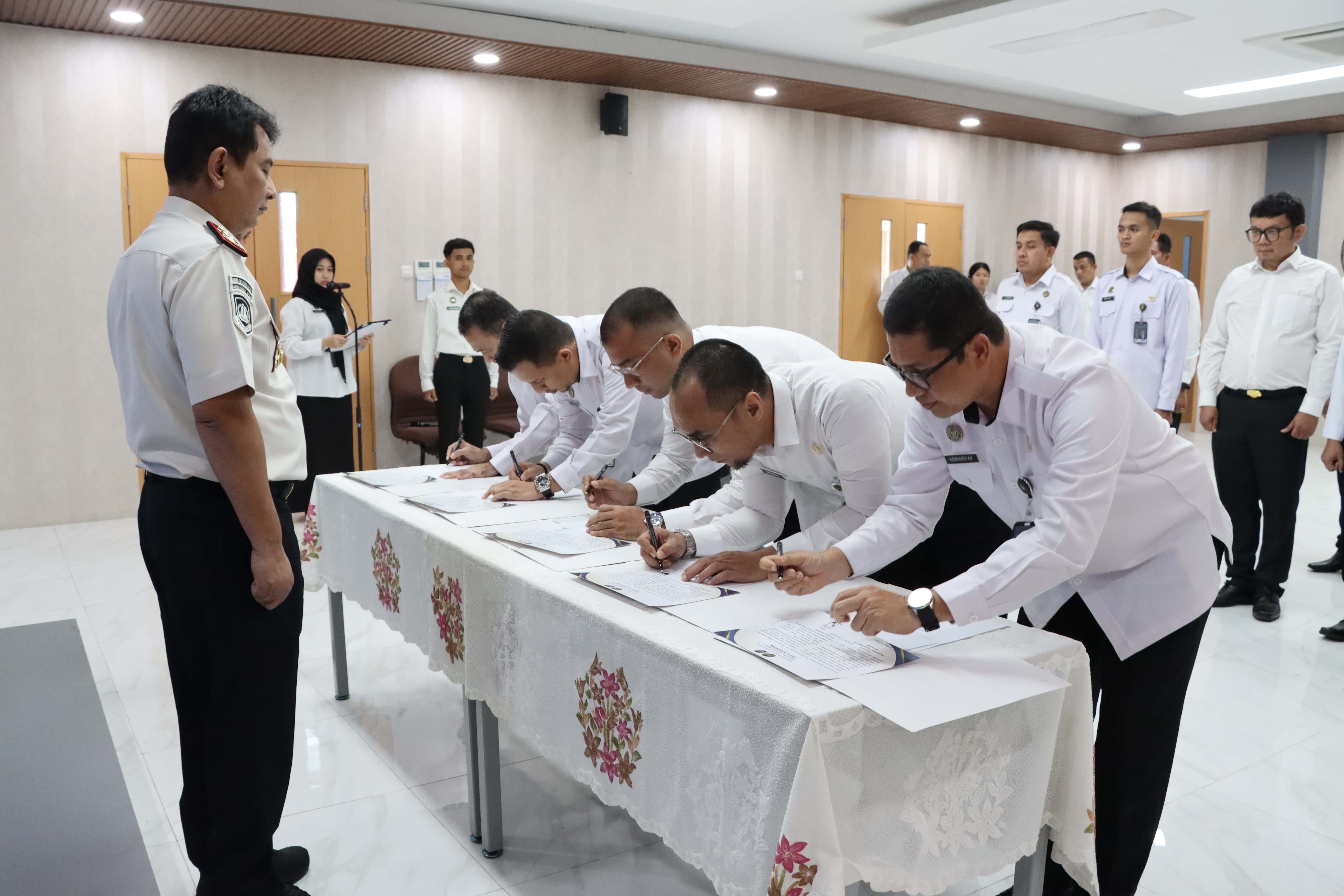Kepala Kantor Imigrasi Kelas I TPI Banda Aceh Pimpin Penandatanganan Perjanjian Kinerja dan Pakta Integritas Tahun 2026